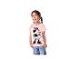 Lachend meisje in een roze Minnie Mouse T-shirt en blauwe jeans