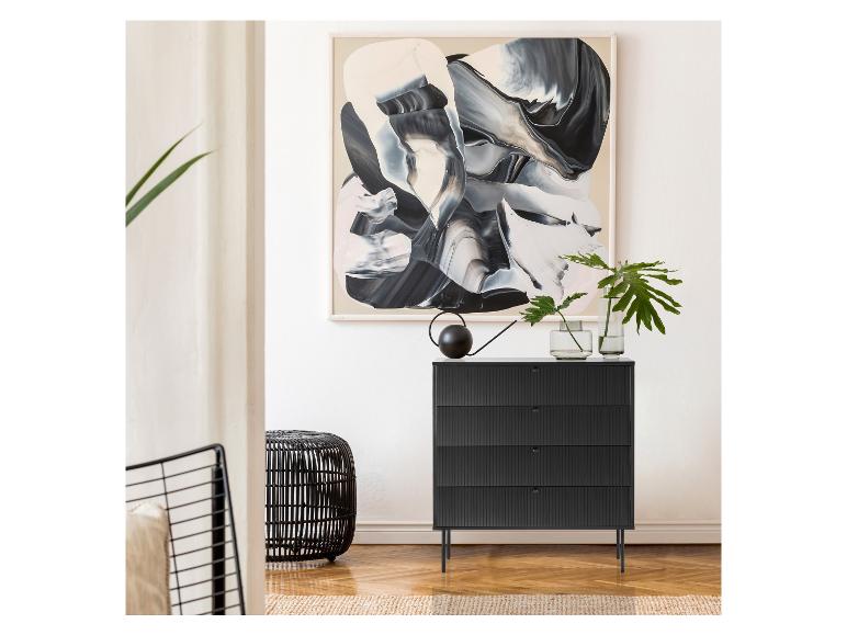 Zwarte ladekast met gesneden fronten, vazen met planten en een gieter, en een abstract schilderij erboven.