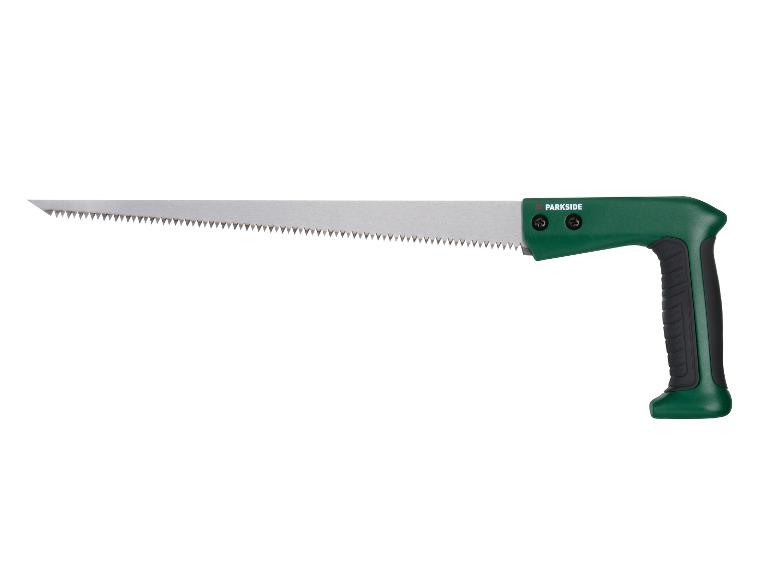 Een groene zaag met een zwart handvat van Parkside.