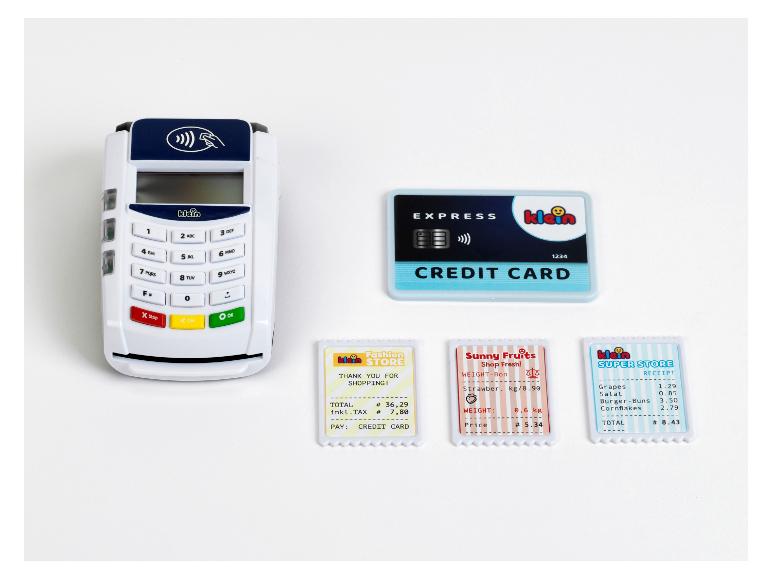Een speelgoedset met een betaalterminal, creditcard en bonnen van Klein.