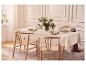 LIVARNO® tafelkleed met bladpatroon op een eettafel met servies en bloemen.