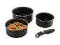 Drie zwarte kookpannen, één gevuld met pasta, en een afneembaar handvat.