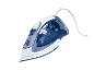 Wit en blauw stoomstrijkijzer met gevlochten stroomkabel, schuin geplaatst op een witte achtergrond.
