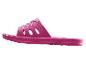 Roze zwembadslippers met geperforeerd bovenwerk en ventilatiegaten.