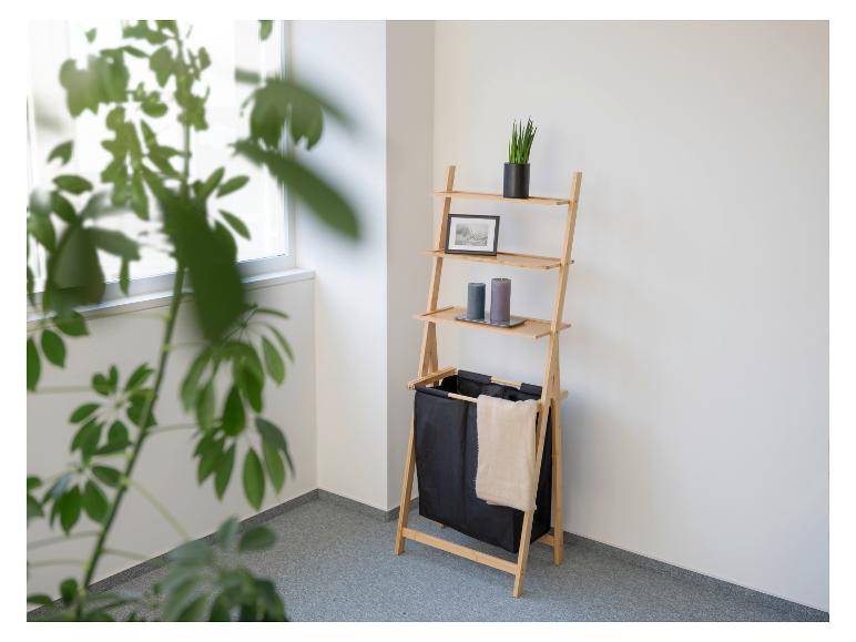 Een elegant houten rek met wasmand, versierd met kaarsen en een kamerplant.