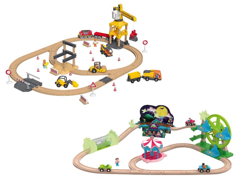 Twee houten speelgoedtreinsets: een bouwplaats en een pretpark.