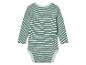 Een gestreept babypakje met lange mouwen.