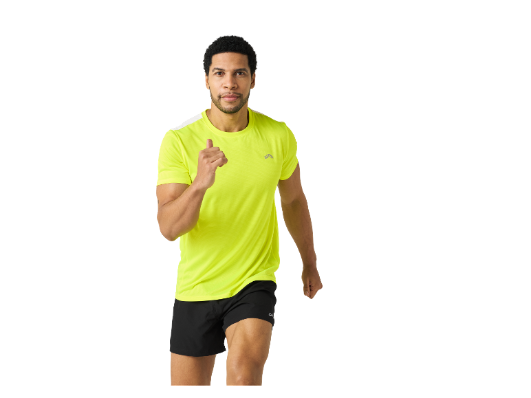 Man in neon geel shirt en zwarte sport shorts.