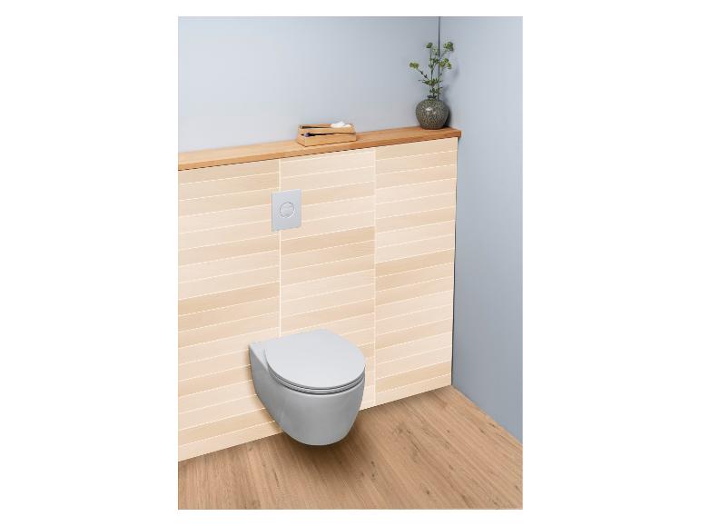 Wandcloset met houtlook wandbekleding en houten vloer.