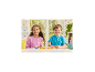 Twee lachende kinderen met dessertwagentjes en dierenfiguren.