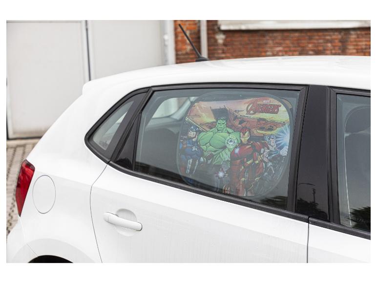 Een witte auto met een Marvel Avengers zonnescherm in het raam.
