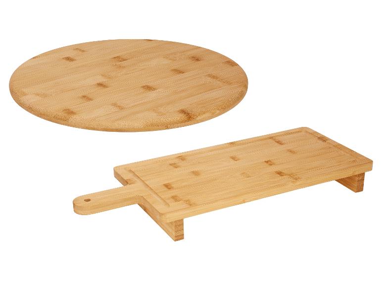 Twee bamboe snijplanken, één rond en één rechthoekig met handvat.