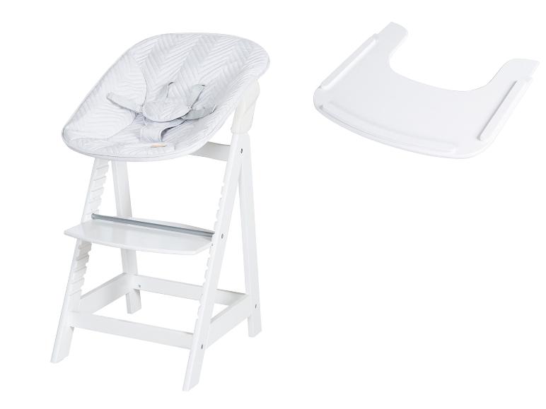 Witte babystoel met dienblad en grijs gewatteerd kussen.