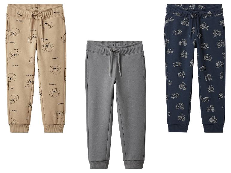 Drie kinderjoggingbroeken met verschillende prints.