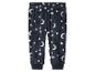 Donkerblauwe pyjamabroek met witte sterren en manen.