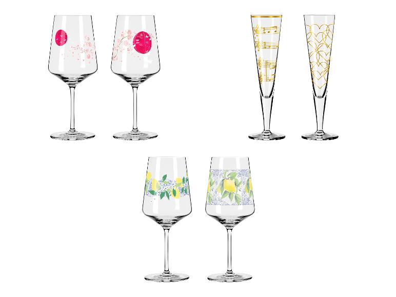 Zes decoratieve glazen: twee met kersenbloesems, twee fluiten met muzieknoten en harten, twee met citroenen.