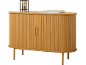 Houten dressoir met lamp en boek, moderne stijl.