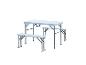 Opvouwbare campingtafel en twee banken in wit.