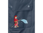 Een blauwe regenjas met een brandweerman print.