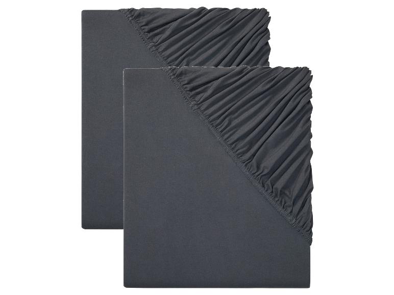 Twee donkergrijze molton hoeslakens.