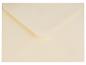 Gesloten crèmekleurige envelop op een witte achtergrond