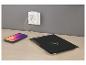 Telefoon en tablet laden op via een oplader die in het stopcontact zit.