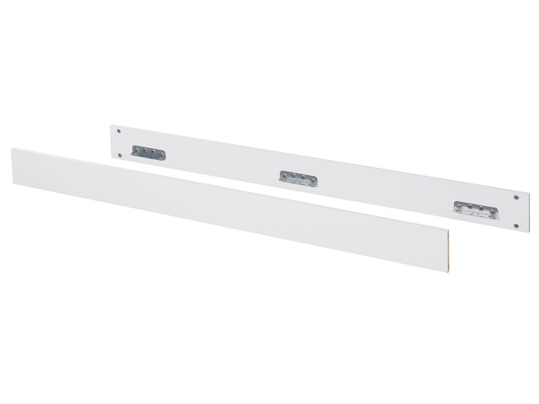 Twee witte bedhekken voor een kinderbed.