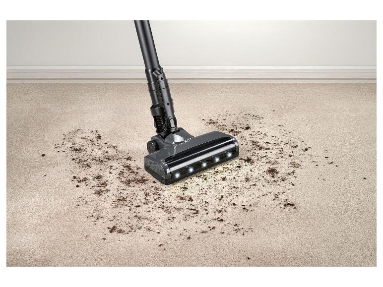 Stofzuiger reinigt tapijt, vuil op de vloer.