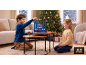 Kinderen spelen het spel Vier-op-een-rij bij de kerstboom.
