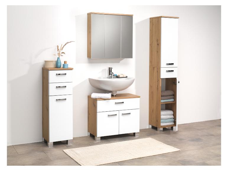 Moderne badkamermeubels: wastafel, spiegelkast en hoge kast.