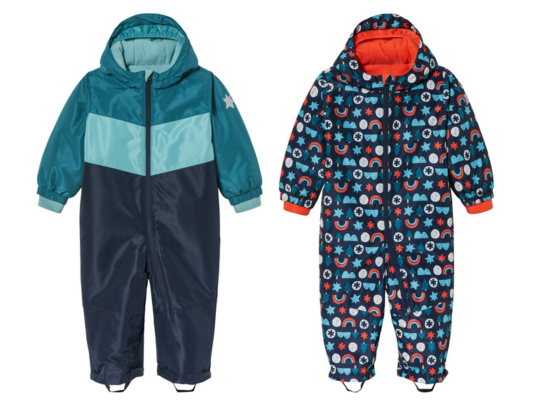 Twee blauwe babypakken met capuchon, een effen en een met regenboogprint.