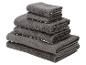 Stapel grijze handdoeken.