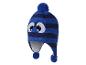 Blauwe gestreepte kinderwintermuts met pompon en cartoongezicht.