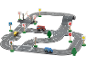 Houten weg speelset met speelgoedauto's, verkeersborden en een spoorwegovergang.