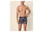 Man in gestreepte boxershorts met marineblauwe, witte en rode strepen.