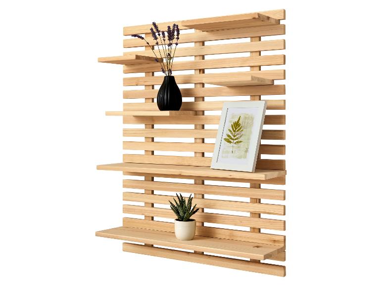 Houten lattenwandplank met decoratieve items zoals een vaas, ingelijste foto en plant