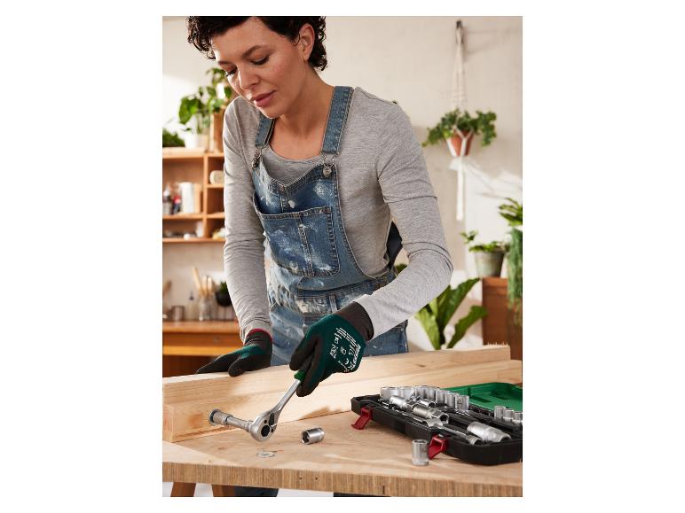 Een vrouw gebruikt een ratel en een Parkside dopset.