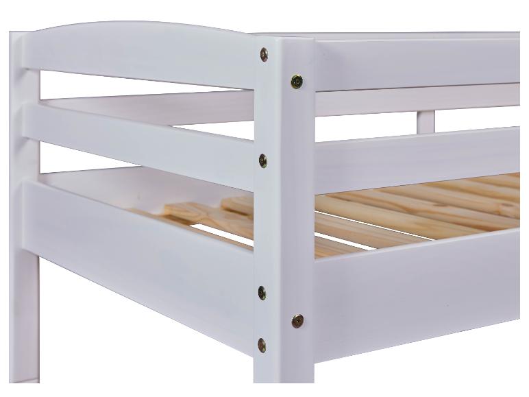 Detail van een wit houten bed.