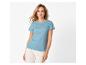 Vrouw in blauw T-shirt en witte broek