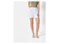 Witte shorts en hoge hakken voor vrouwen.