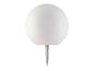 Witte ronde tuinlamp op een puntige voet.