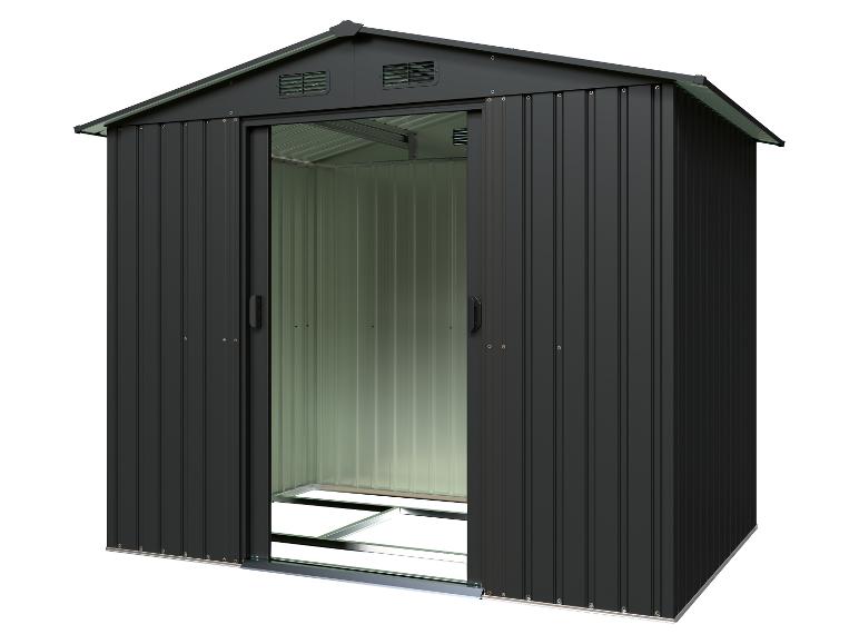 Zwarte metalen tuinschuur met open schuifdeuren en een groen interieur.