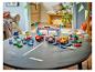 LEGO Duplo Formule 1 raceset met auto's en accessoires op een tafel.