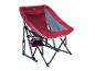 Een rode, opvouwbare stoel met een ingebouwde bekerhouder, van het merk GCI Outdoor.