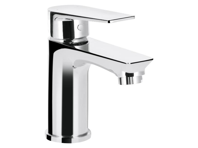 Moderne chromen éénhendel wastafelkraan.