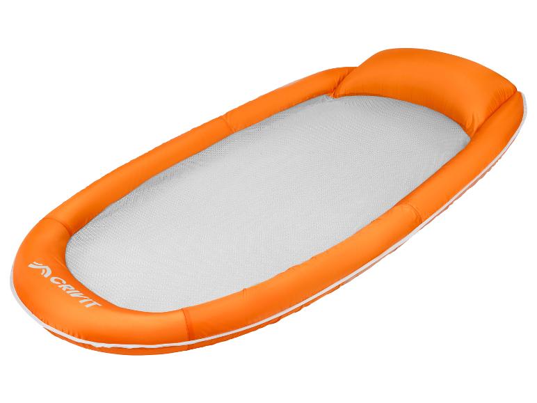 Oranje opblaasbaar drijvend ligbed met gaas.