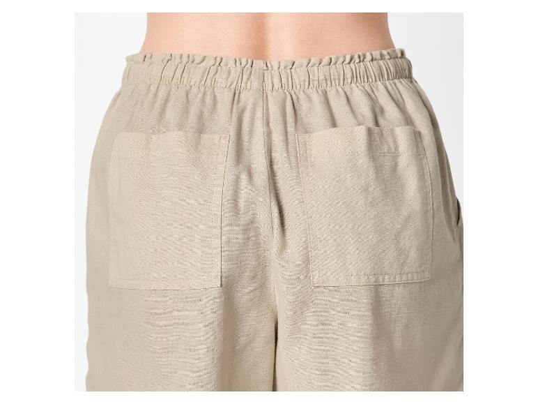 Dames beige broek met elastische taille en opgestikte zakken achterop.
