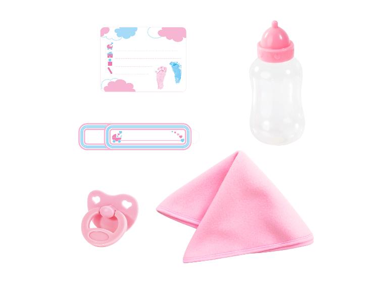 Een roze babyfles, speen, dekentje en twee labels.