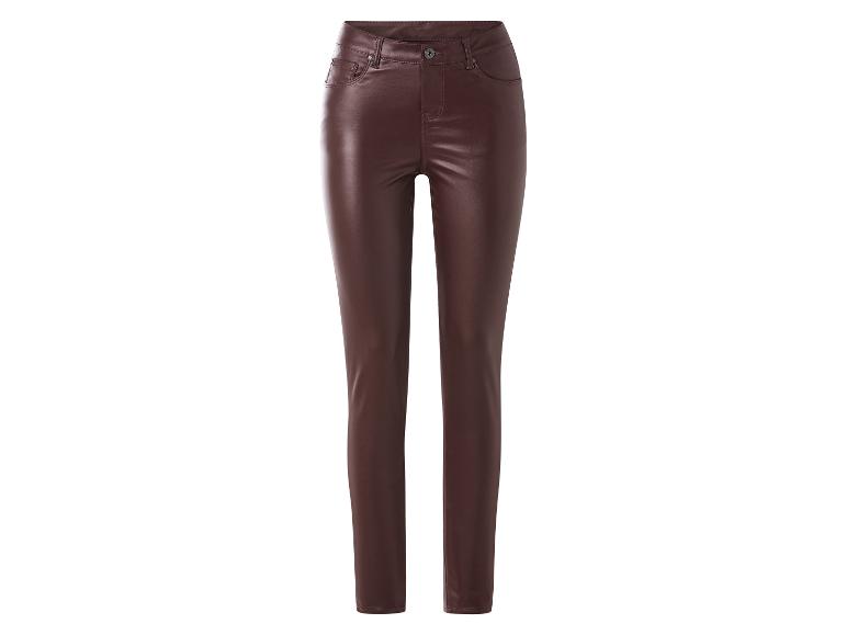 Bruine, strakke broek van imitatieleer met zakken en knoopsluiting.