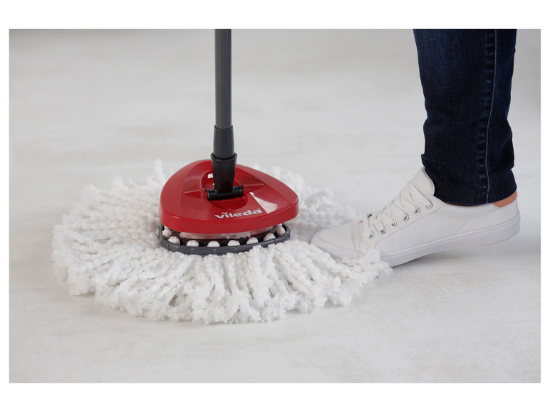 Een Vileda mop met een witte microvezel mop.